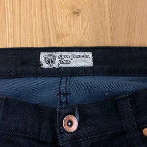 Tiger of Sweden Jeans  - Tänkte kolla om det fanns något intresse i dessa jeansen från Tiger of Sweden. De sitter såå fint på! Jag är 170cm lång. Hör gärna av dig vid frågor eller intresse💕