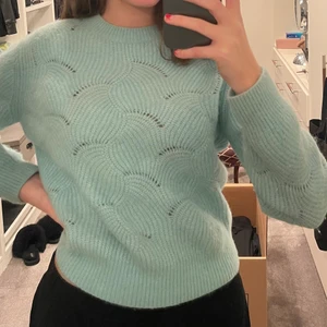 Stickad tröja från & other stories  - Snygg stickad tröja med lite detaljer i en ljusblå fin färg, knappt använd så i väldigt bra skick💙