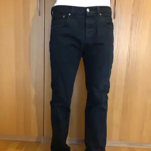 Levis jeans model 501. Gylfen har knappar iställer för dragkjedja.  