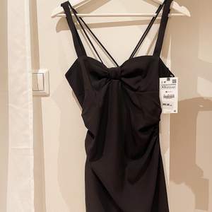 Jättefin klänning från Zara som är helt oanvänd och prislappen sitter fortfarande kvar🥰Nypris 399kr 