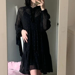 Svart prickig klänning  - Svart klänning med 2 lager, innersta lagret är hel-svart och andra är svart och prickigt men också aningen genomskinligare