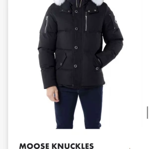 Moose knuckles helt ny herr!  - Säljs för Orginal pris eftersom den är helt ny! Oanvänd! Herr modell.( bilder kan skickas via dm här 