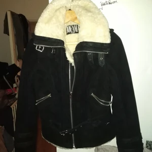  bikerjacka mocka  - Äkta Mocka jacka. bikermodellen stl 36 passar även 38. Sparsamt avnäd