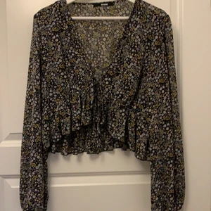 BLOMMIG TOPP FRÅN BIKBOK - blommig topp från bikbok i storlek L, jättesöt, med knytband ❤️ köptes förra sommarn för ca 300kr 