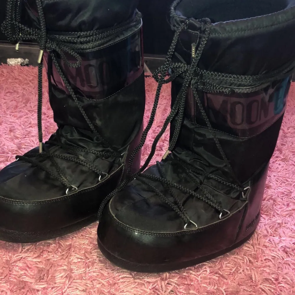Säljer mina nya svarta moon boots skriv privat för mer bilder eller funderingar! Budgivning om fler är intresserade . Skor.