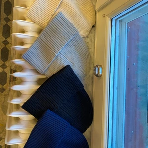 Mössa - Mössa i flera olika färger, tillverkade i naturnära färger och återvunnet material. För varje såld mössa skänker vi 10% till WWF.🥰⚡️🤩