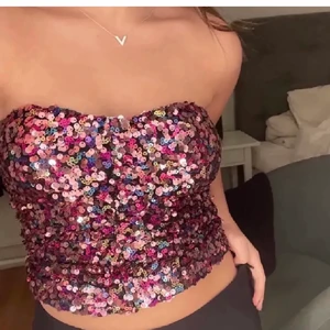 Festtopp - Intressekoll på min så fina paljett topp från zara, använd vid fåtal tillfällen💕 Väldigt populär och slutsåld💕 Buda!!!