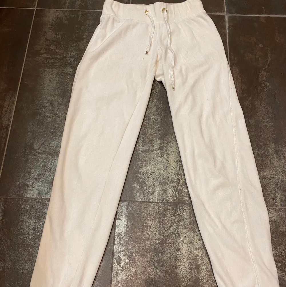 Ett par sköna och vita mjukisbyxor från Cubus i storlek XS.. Jeans & Byxor.