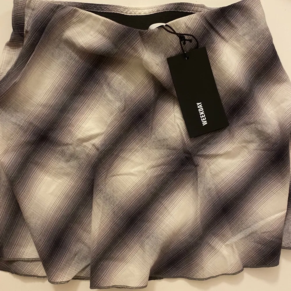 a skirt from weekday that has never been worn! size 34 and obviously in great condition . Kjolar.