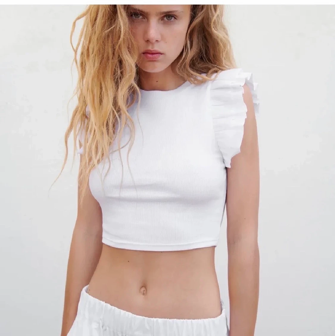 Vit topp med volang - 90