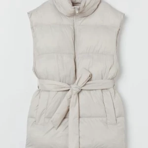 Väst HM - Väst från HM, slutsåld i butik &online. Storlek xs men passar även S &M. Hör av vid intresse eller fler bilder💕