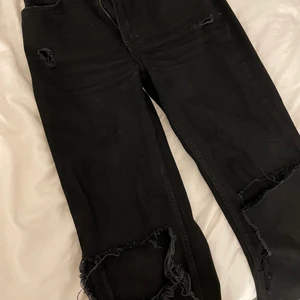 jeans med slitningar - sååå snygga jeans som tyvärr är för små för mig. de sitter så bra på och har en liten slits som blir väldigt fint!! från märket we the free och är köpta på zalando 