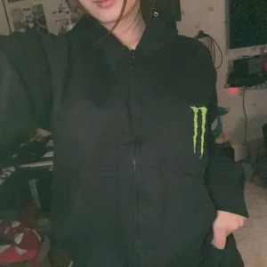 Zip up  - Säljer denna asballa tröjan då jag tyvärr inte fått så mycke användning av den, den är jätte skön i materialet och inga synliga defekter i trycken. Kan passa en liten M