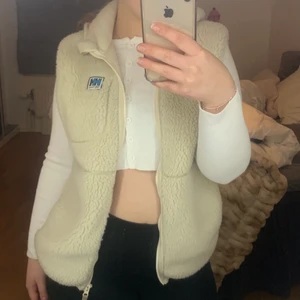 Helly Hansen väst - Säljer denna jättesnygga väst från Helly Hansen. Använd 1-2 gånger. Köpt förra året för 1000kr 