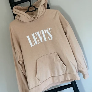 Levis tröja  - Jätte fin Levis tröja i stl M men sitter som S, säljer då jag aldrig använder den!💕