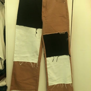 Colorblock jeans, Strl M - De är små på mig vid låten så de sitter lite som Flare leg men de är super sköna👍