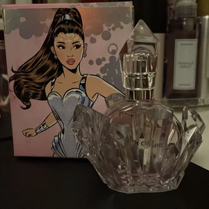 Ariana Grande parfym  - Säljer denna parfymen då jag inte tyckte att lukten passade mig. 30ml