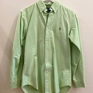 Ljusgrön Ralph Lauren skjorta i herrmodell. Classic fit. Storlek EU 37 (S), USA/UK 14,5. Fint skick.