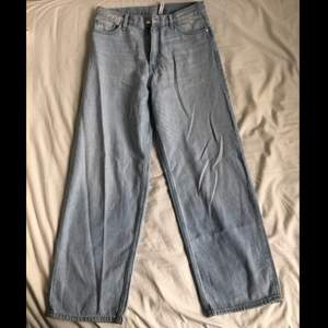 Oanvända jeans brukar ha dom lågt i midjan 