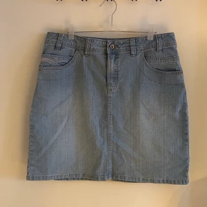 Jeanskjol - Säljer min fina jeanskjol då den inte kommer till användning, den är i fint skick eftersom att jag inte använt den så många gånger!