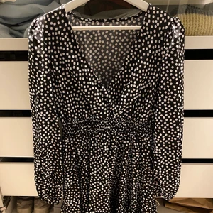 Klänning - Fin långärmad klänning, tunt skönt material, svart med vita små blommor.