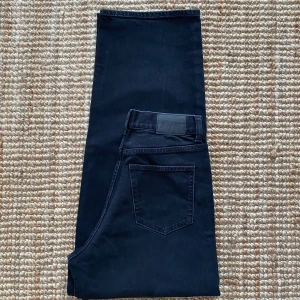Jeans weekday (Rail) Stl 25 - Supersnygga svarta jeans från Weekday, modell (rail) i princip nyskick. Säljer dem för att dem inte passar mig längre.                    (Nypris: 600:-)