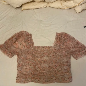 Topp HM STRL 46 - Mycket gullig topp från HM. Pris 50kr frakt betalas av köpare 😎