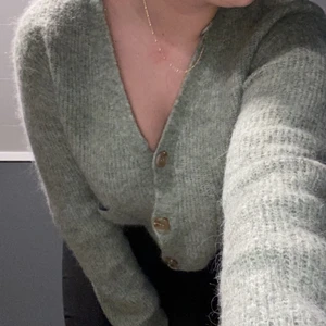 Kofta - Jättefin kofta från BikBok i Alpaca Blend. Koftan är i en väldigt fin grön färg. Koftan är inte jättelång och jag har inte riktigt den stilen längre så säljer vidare den!  Koftan har inga synliga fel och är så gott som ny! 150 kr+frakt!💕💕