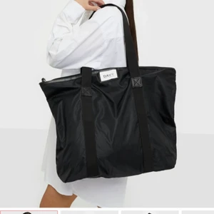 Weekendbag - Weekend väska från DAY. Längd 56 cm, Höjd 43 cm och Bredd 13 cm