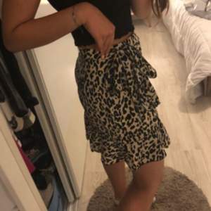 Leopardmönstrad kjol i storlek S, perfekt till sommaren! Lånade bilder💫