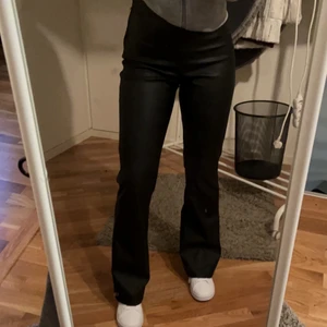 Byxor - Säljer nu mina all-time favorit byxor då dem inte kommer till användning! Snygga läder byxor från Gina Storlek M men sitter perfekt på mig som har 34/36 i midja o 36 i lår/rumpa. 100+frakt 66. Kan tänka mig gå ner i pris om snabb affär!
