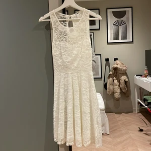 Klänning - Så fin vit klänning! Använd 1 gång på konfirmation för ca 4 år sen. Jätte fint skick! Passar ej längre. Funkar som studentklänning eller liknande. Spets typ över hela, men ”genomskinligt” ovanför bröstet och hela ryggen. Vet ej vart den är köpt eller nypris. Skriv för fler bilder