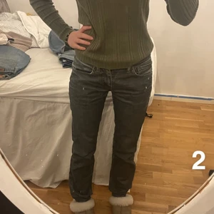 Lågmidjade jeans - Här är de gråajeansen💕 som de stog i andra annonsen så har jag sytt på en ny knapp och lagar dom där! Skriv för fler bilder