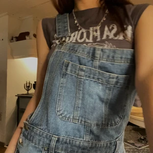 hängselbyxor - helt oanvönda hängselbyxor från hm i storlek 38🌸 jättefina som man kan styla på flera olika sätt:) köpte för 399kr