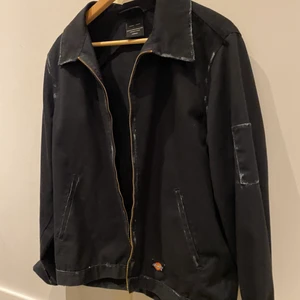Dickies Eisenhower - En jacka från dickies, har customizat den själv och den är inspirerad av Virgil Ablohs jacka! Nypris är 850 kr för en sådan.