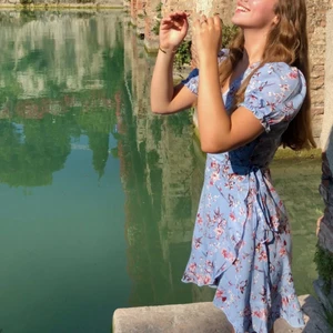 Fin Sommarklänning - Säljer världens finaste sommarklänning som jag tyvärr inte får användning av längre💞 perfekt för alla tillfällen! Passar Mig som är en S men går att göra större/mindre då man knyter den runt sig så skulle säga att den passar xs-m💞