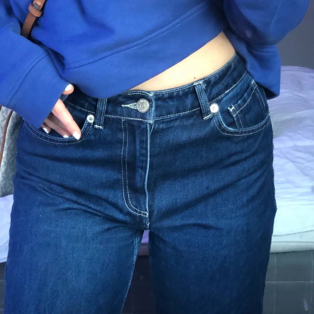 Säljer dessa ursnygga mörkblåa wide jeans pågrund av att jag har ett par liknande! Skriv om ni är intresserade <3 passar under 165 . Jeans & Byxor.
