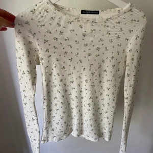 Blommig tröja - Oanvänd tröja köpt på brandy Melville i New york! Passar mig fortfarande även det är onesize och jag har storlek S-M. Bud är bindande!!