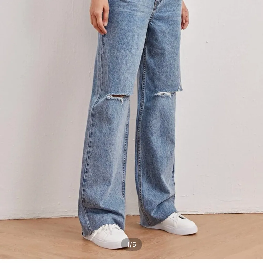 Säljer mina jeans då de är förstora för mig💛 har använt dem men de är inte slitna på något sätt💛 står att det är en storlek 46 men skulle säga 42💛 de första två bilderna är lånade. Frakt tillkommer📦. Jeans & Byxor.
