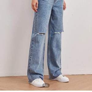 Säljer mina jeans då de är förstora för mig💛 har använt dem men de är inte slitna på något sätt💛 står att det är en storlek 46 men skulle säga 42💛 de första två bilderna är lånade. Frakt tillkommer📦
