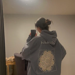 Hoodie  - Pissdyr hoodie från Urban Outfiters som är köpt för 2 år sen den kostade 700kr och har använt den ca 5 gånger. Den har jävligt snygg oversized passform. Den är helt i nyskick. Har dragit ut snörena också för de är snyggare