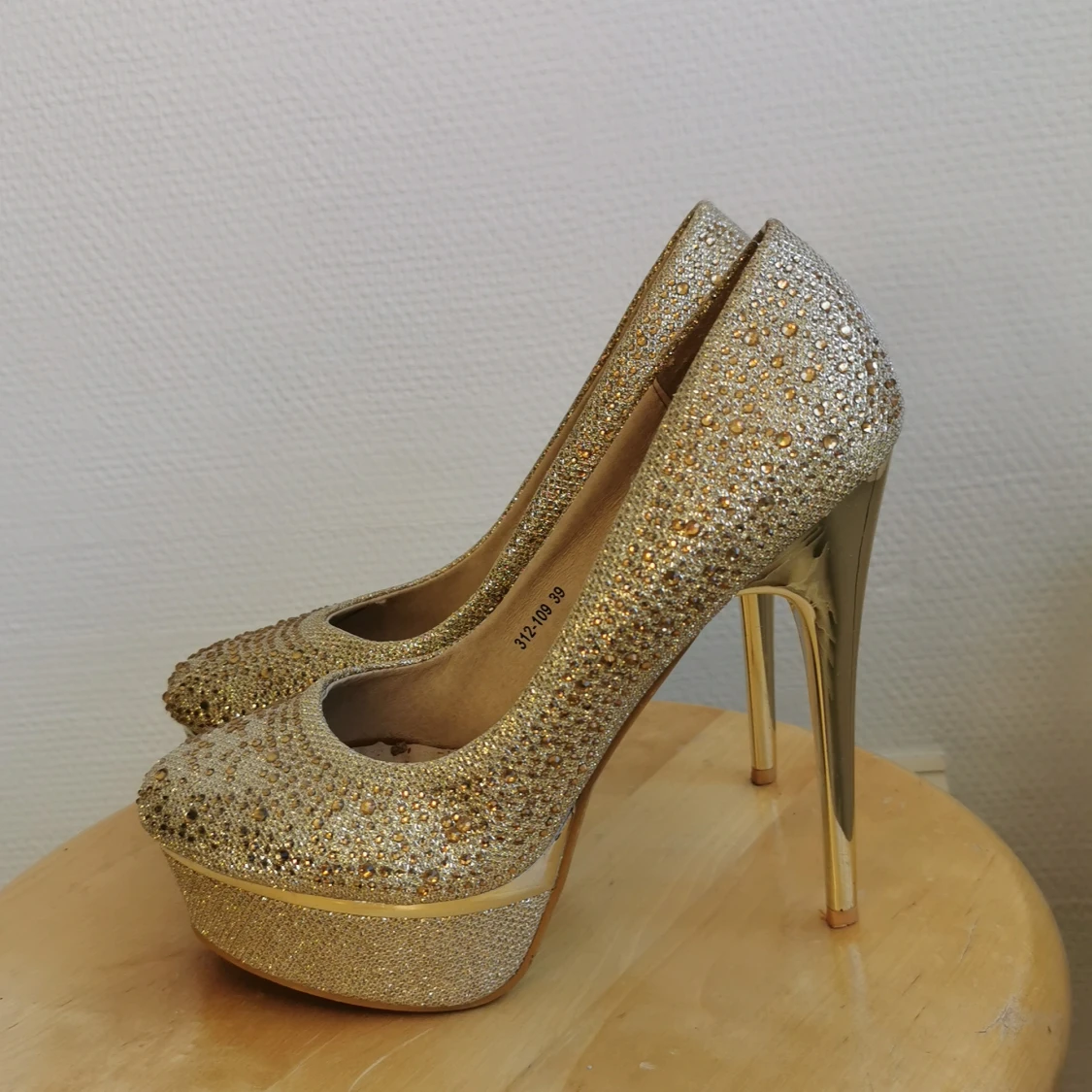 Guldglittriga stilettklackar