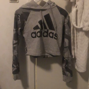 Kort Adidas hoodie  - Grå kort adidas hoodie med mönster. Har använt några gånger men inte så mycket. Storlek XS. BUDA!