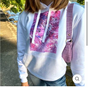 the cool elephant hoodie  - väldigt fin hoodie från the cool elephant som tyvärr inte kommit till användning, därav väldigt fint skick, storlek M, köptes för 600kr men säljs för 300kr, köparen står för frakten 💗 ( första bilden är lånad ) 