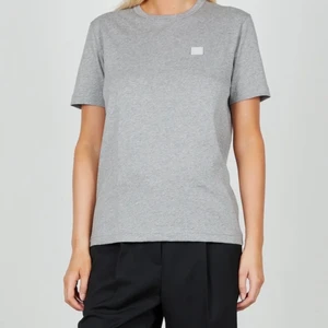 Grå Acne Tshirt  - Jättefin acne tshirt i storlek XS. Tröjan är i jättefint skick💕