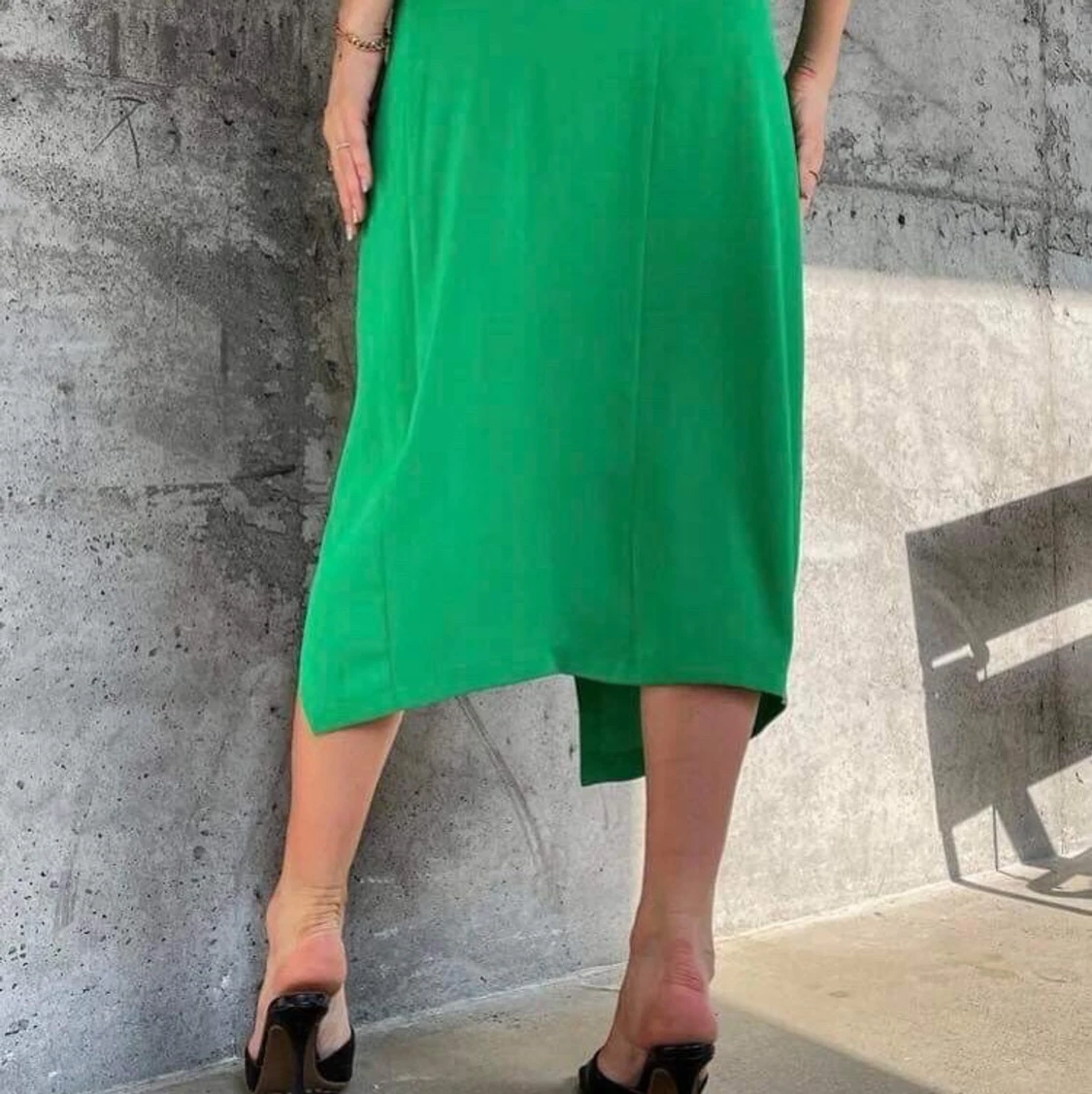 fin ubrugt græn nederdel i satin  slids - 90