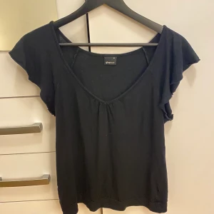 Gina tricot - Svart och mjuk blus som knappt är använd