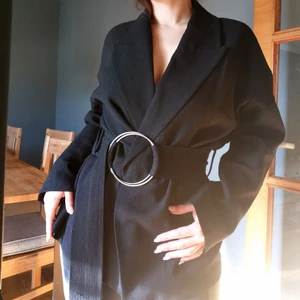 Wrap blazer med knytbälte - Wrap blazer från Zara Studio limited edition. I perfekt skick. Skriv gärna för mer bild! 😊 
