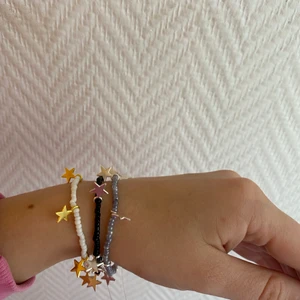 Stjärnarmband  - Säljer dessa egengjorda armband, alla 3 för 35kr och gratis frakt. 1 för 25kr, 2 för 30kr och gratis frakt.