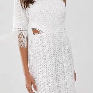 Vit klänning - Helt ny och oanvänd klänning med etiketten kvar, storlek 38. Klänningen är från Asos och är helt slutsålt. Passar super till studenten!! (Ni väljer frakt alternativ)